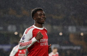 Bukayo Saka smiler i en kamp mod Wolverhampton