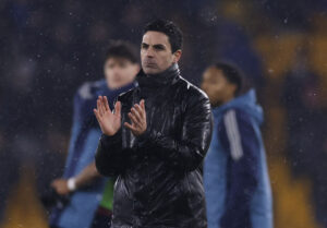 Mikel Arteta klapper.