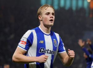 Victor Froholdt i en FC Porto-trøje