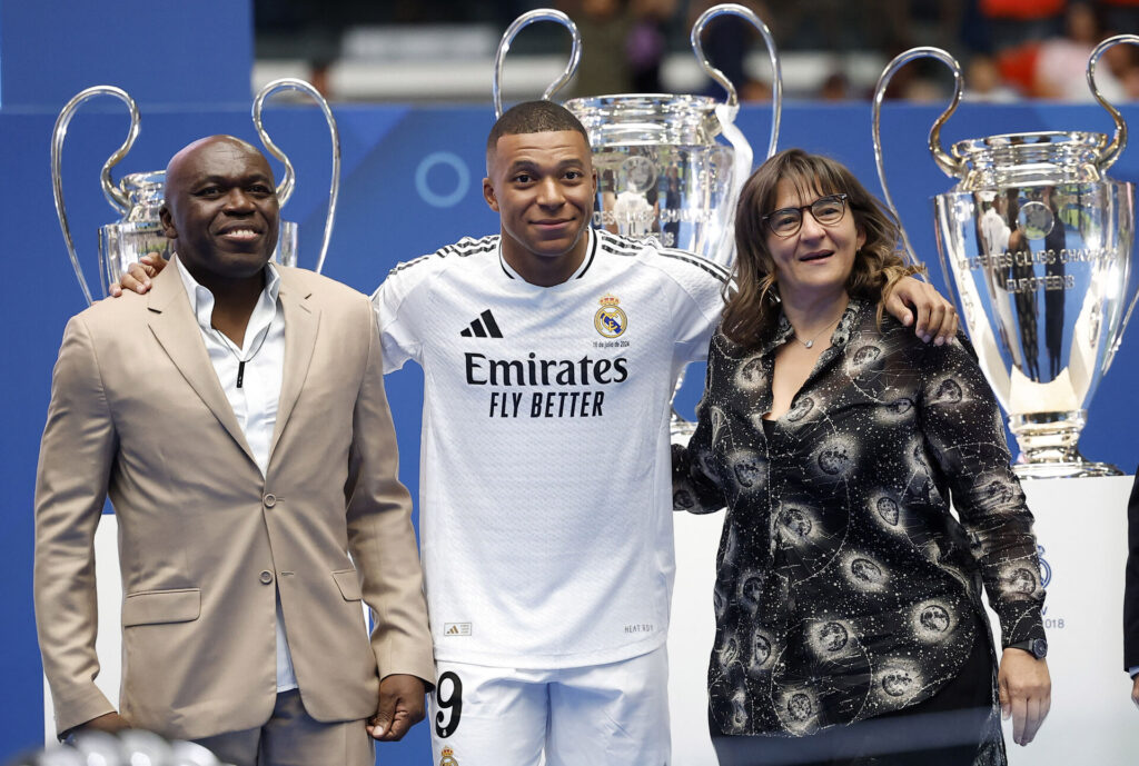 Kylian Mbappé sammen med sin mor og far under sin præsentation som Real Madrid-spiller.