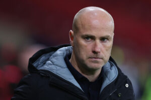 Jens Berthel Askou kigger ud i luften