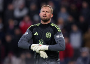 Kasper Schmeichel i færd med at tage sine handsker af.