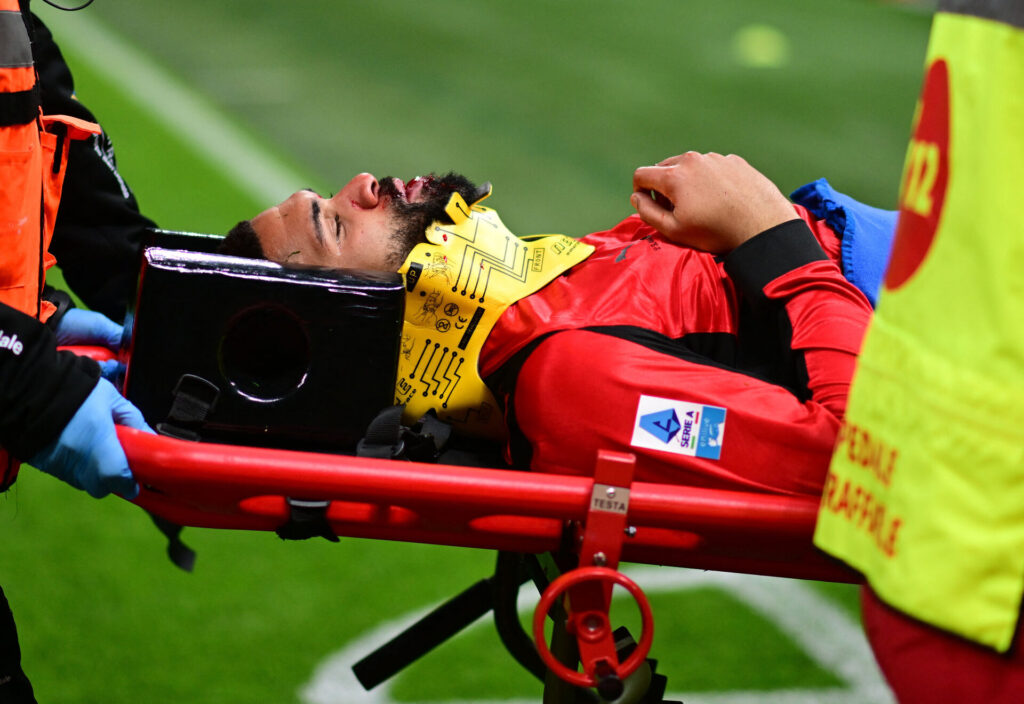 Ruben Loftus-Cheek bæres fra banen.