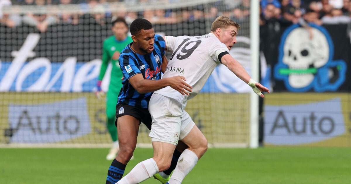 I clinch med Højlund: Han begik frispark Foto: Ciro De Luca/REUTERS