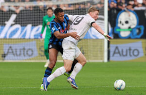 Rasmus Højlund i duel med Isak Hien.