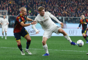 Rasmus Højlund i spil mod Genoa.