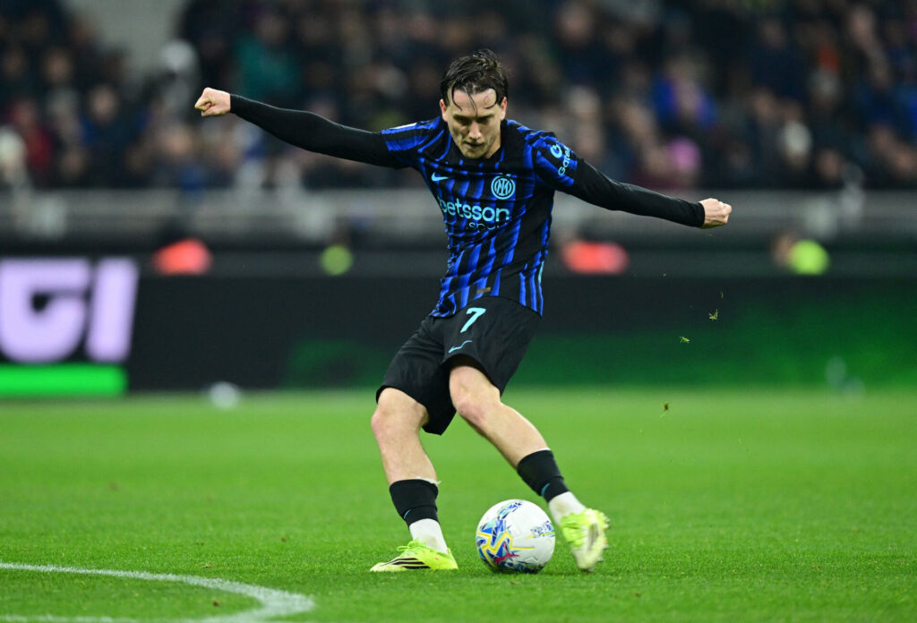 Piotr Zielinski med et spark