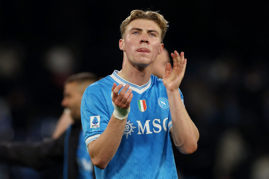 Rasmus Højlund klapper efter en kamp for Napoli.