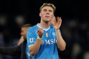 Rasmus Højlund klapper efter en kamp for Napoli.