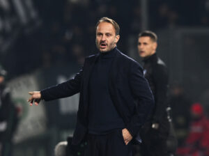 alberto gilardino på sidelinjen som træner for Pisa