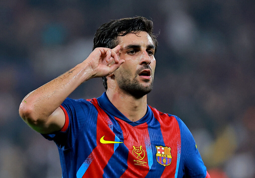 Ferran Torres peger på sin hjerne under semifinalen imod Athletic Bilbao.