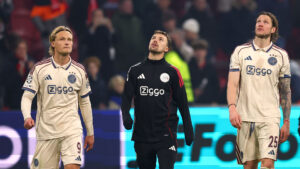 Kasper Dolberg, Wout Weghorst kigger begge opad.