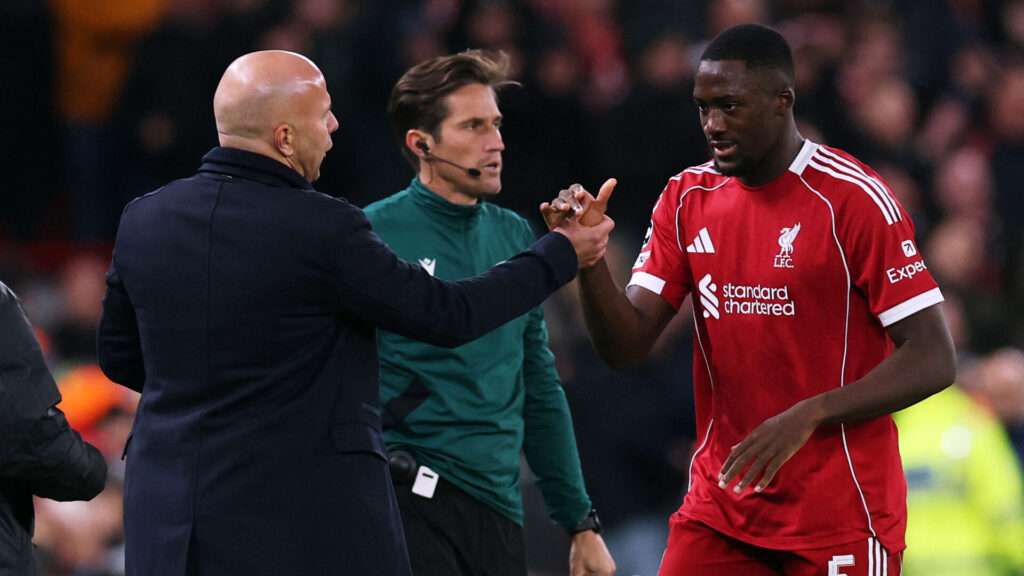 Arne Slot giver Ibrahima Konaté hånden i Liverpool.-