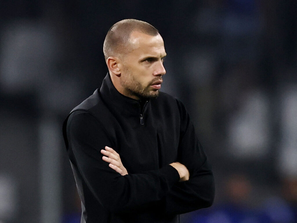 John Heitinga med korslagte arme.