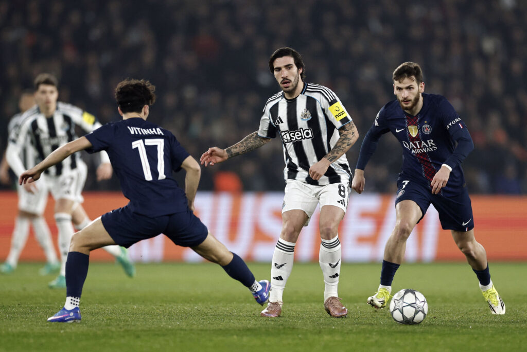 Sandro Tonali under en kamp for Newcastle mod PSG.
