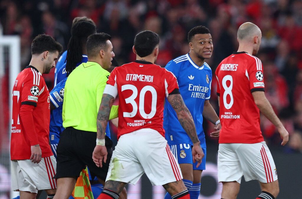 Real Madrids og Benficas spillere overfor hinanden.