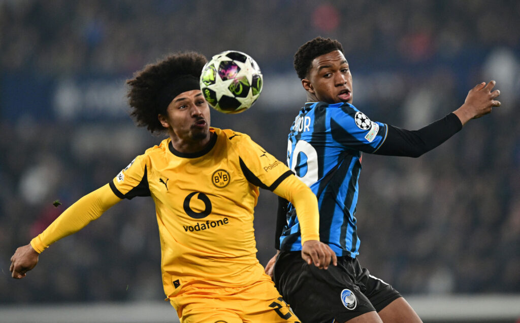 Dortmunds Adeyemi i duel med Atalanta-spiller.