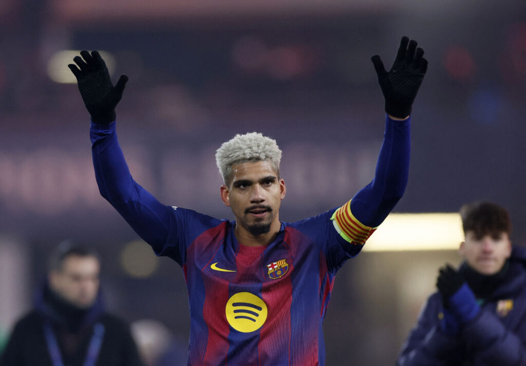 Ronaldo Araujo jubler med fansene