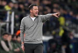 Jacob Neestrup på sidelinjen under Champions League-opgøret mod Villarreal.