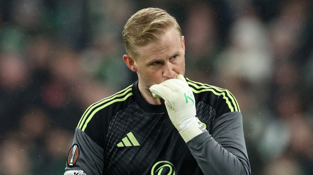Kasper Schmeichel græmmer sig efter nederlaget til Stuttgart.