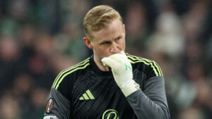 Kasper Schmeichel græmmer sig efter nederlaget til Stuttgart.