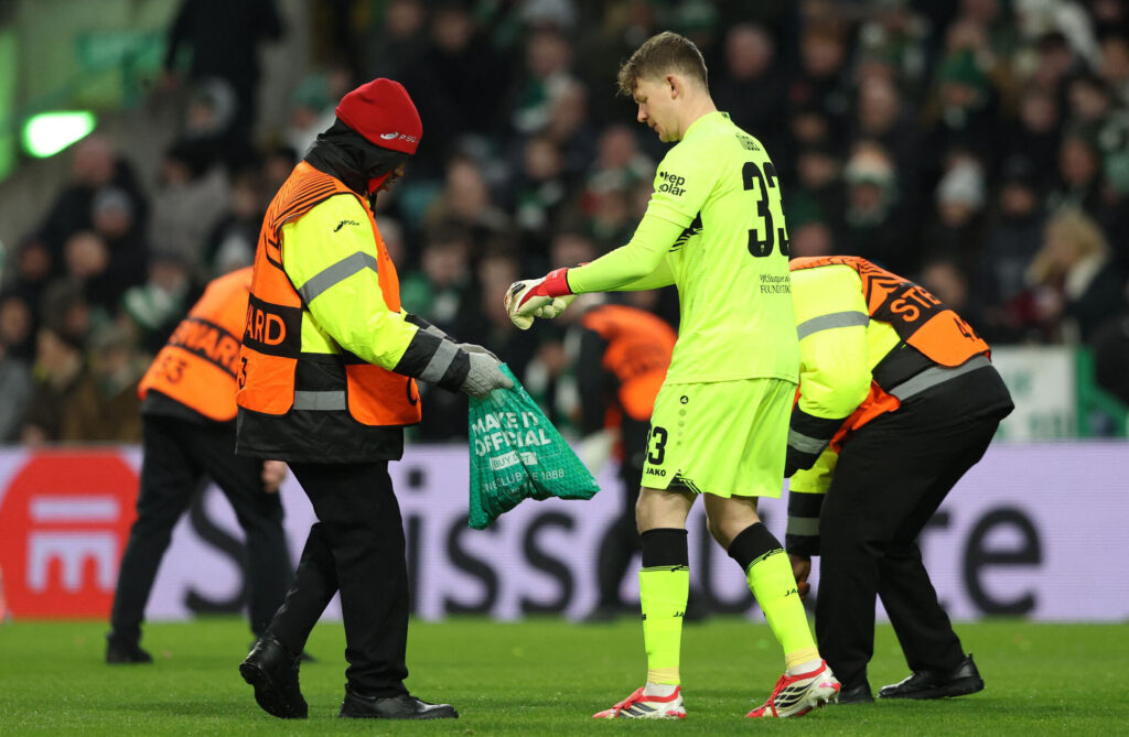 Celtic-fans afbryder kamp med tennisbolde.