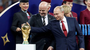 Gianni Infantino sammen med Vladimir Putin og VM-trofæet.