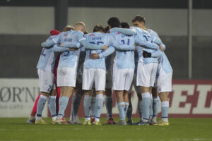 Sønderjyske-spillerne er samlet i en rundkreds