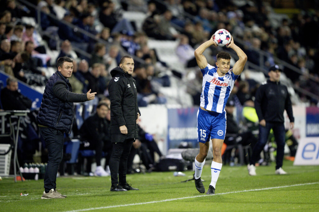 Marcus McCoy, der tager et indkast for OB.