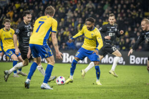 Nicolai Vallys, Emmanuel Dennis