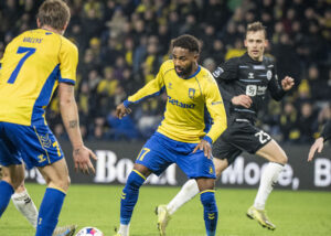 Emmanuel Dennis spiller kamp for Brøndby