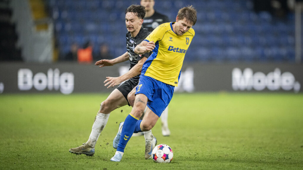 Brøndbys Nicolai Vallys i duel med Sønderjyskes Tobias Sommer