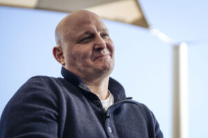 Peter Christiansen med et smil på læben.