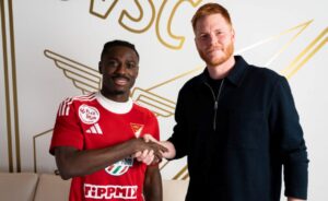 Stephen Odey giver en mand hånden