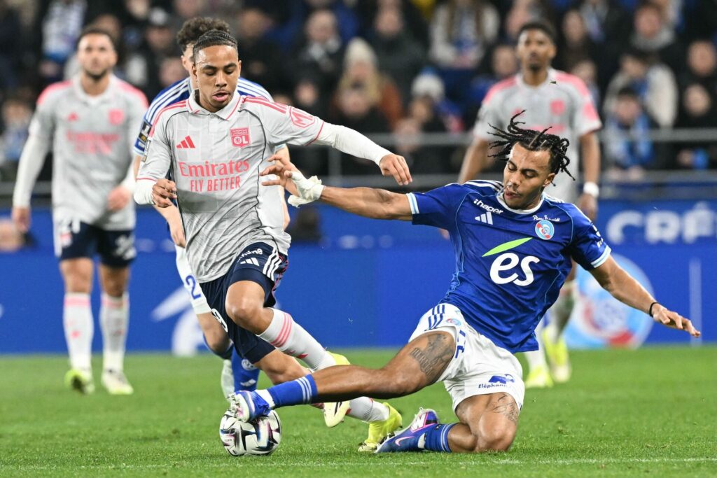 Noah Nartey i kamp for Lyon.