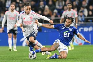 Noah Nartey i kamp for Lyon.