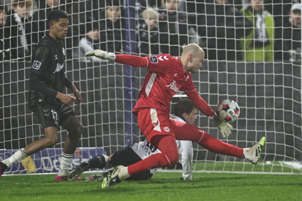 Viljar Myhra med en fodparade.