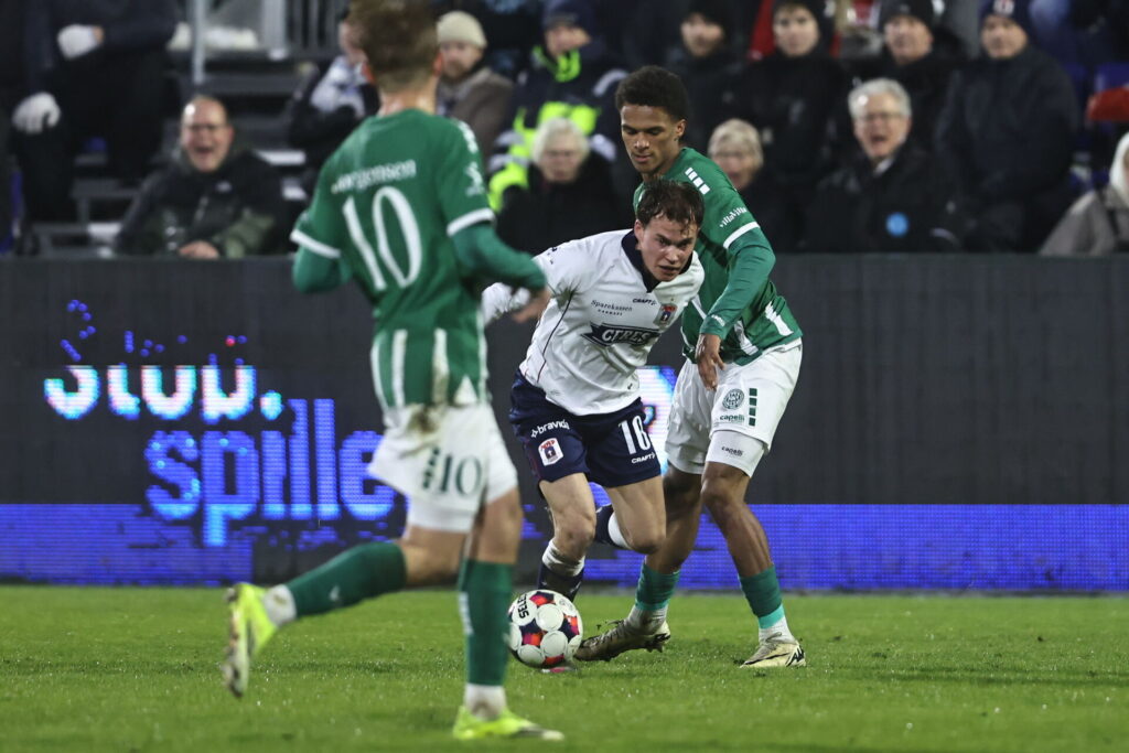 Charly Nouck i en duel med Kristian Arnstad