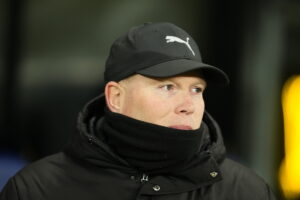 Rasmus Bertelsen spejder ud over banen i opgøret mod Brøndby IF.