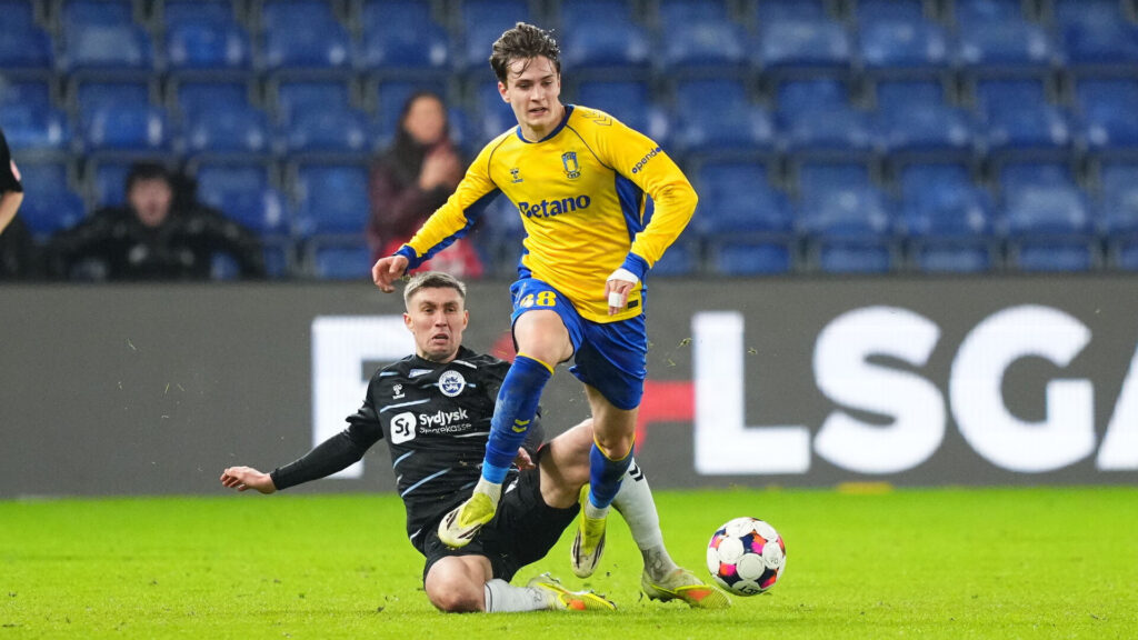 Brøndbys Jacob Ambæk i duel med en Sønderjyske-spiller