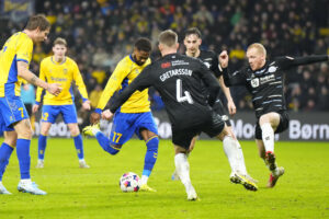 Dennis sparker til bolden