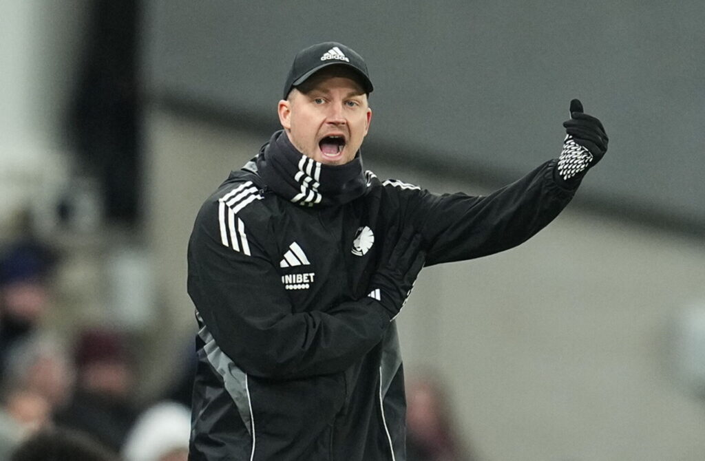 Neestrup råber ind på banen