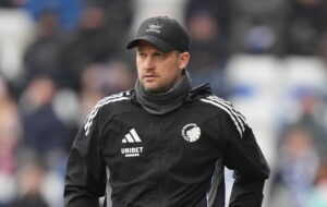 Neestrup stirrer under kasketten