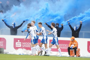 Maskerede fans fyrer røgbomber af under kampen mellem OB og FCK.