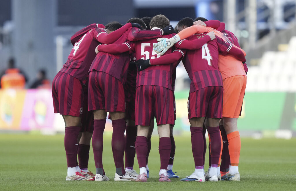 FC Midtjylland-spillerne står i en rundkreds