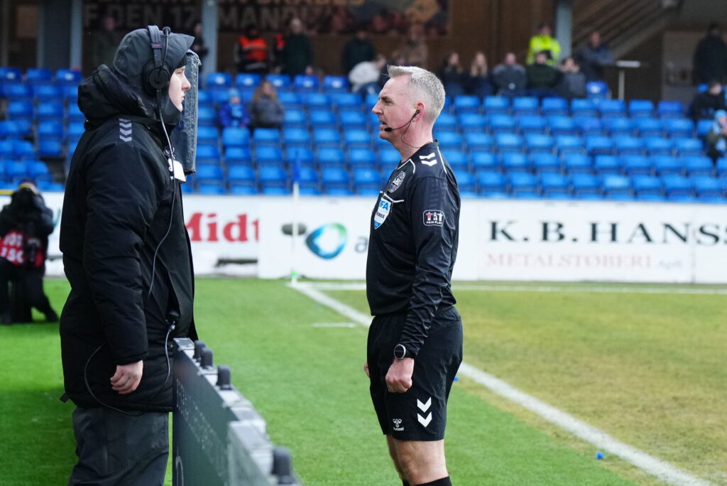 Jakob Kehlet kigger på VAR-skærmen.