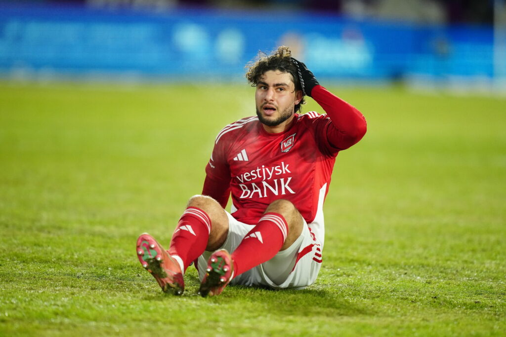 Wahid Faghir sidder på græsset.