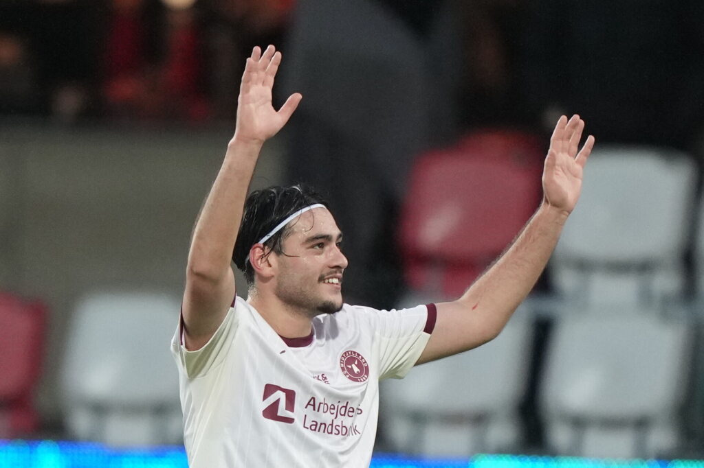 Aral Simsir jubler til fansene