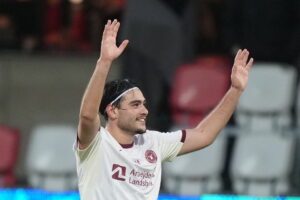 Aral Simsir jubler til fansene