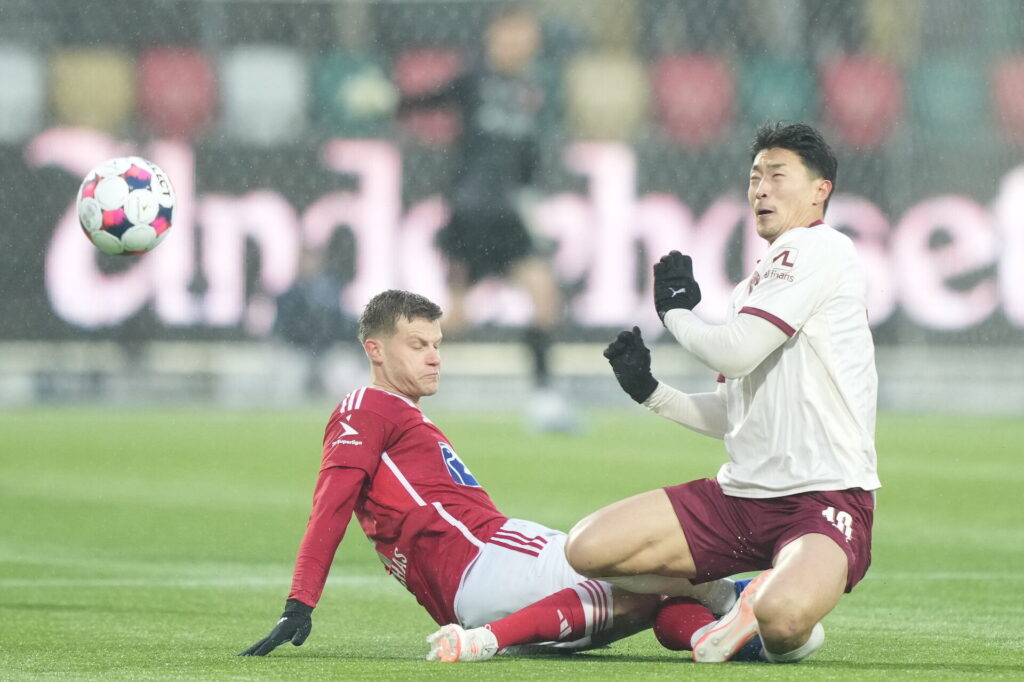 Cho Gue-sung i en duel med Pedro Ganchas.